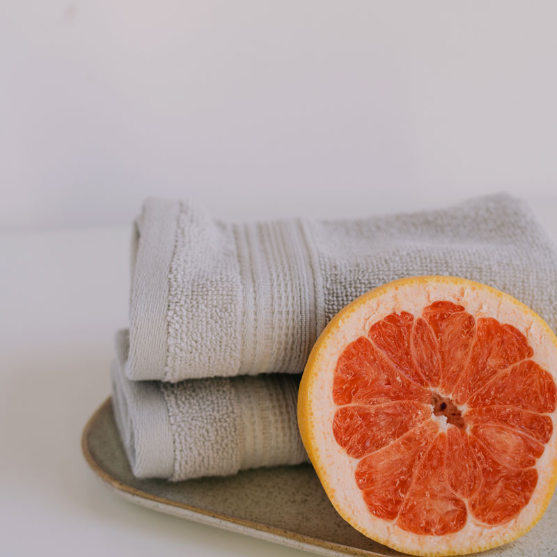 Serviettes roulées préparées pour un massage duo