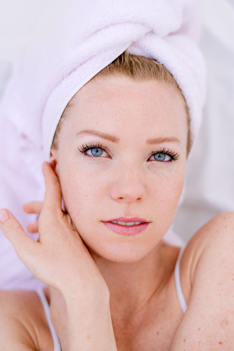 Portrait de femme les mains sur le visage, détendue