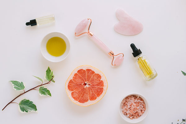 Rouleau de jade et pierre de gua sha pour le massage facial, avec huiles