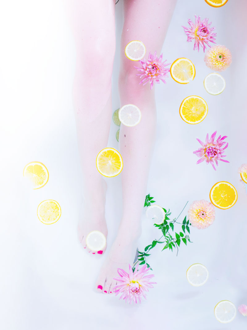 Jambes allongées et rondelles d’agrumes, moment de détente au spa pendant la grossesse