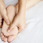 Pétales de roses pour une carte cadeau massage à Lyon