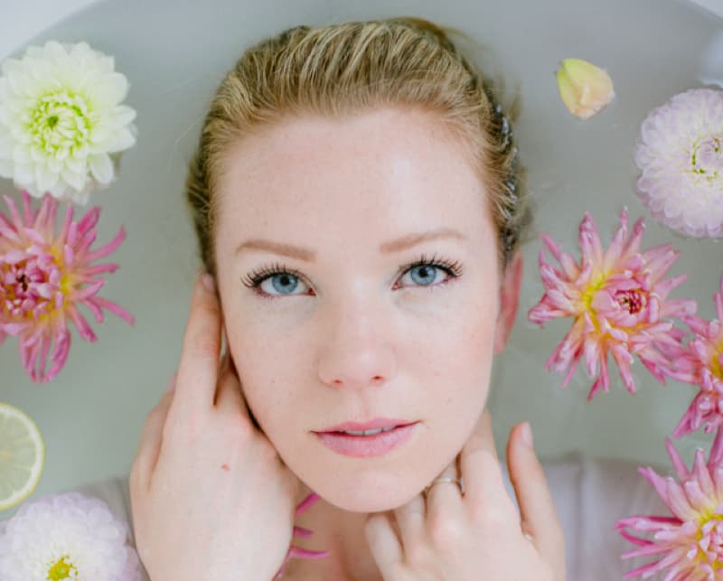 Visage détendu et fleurs, résultat avant après d’un massage gua sha