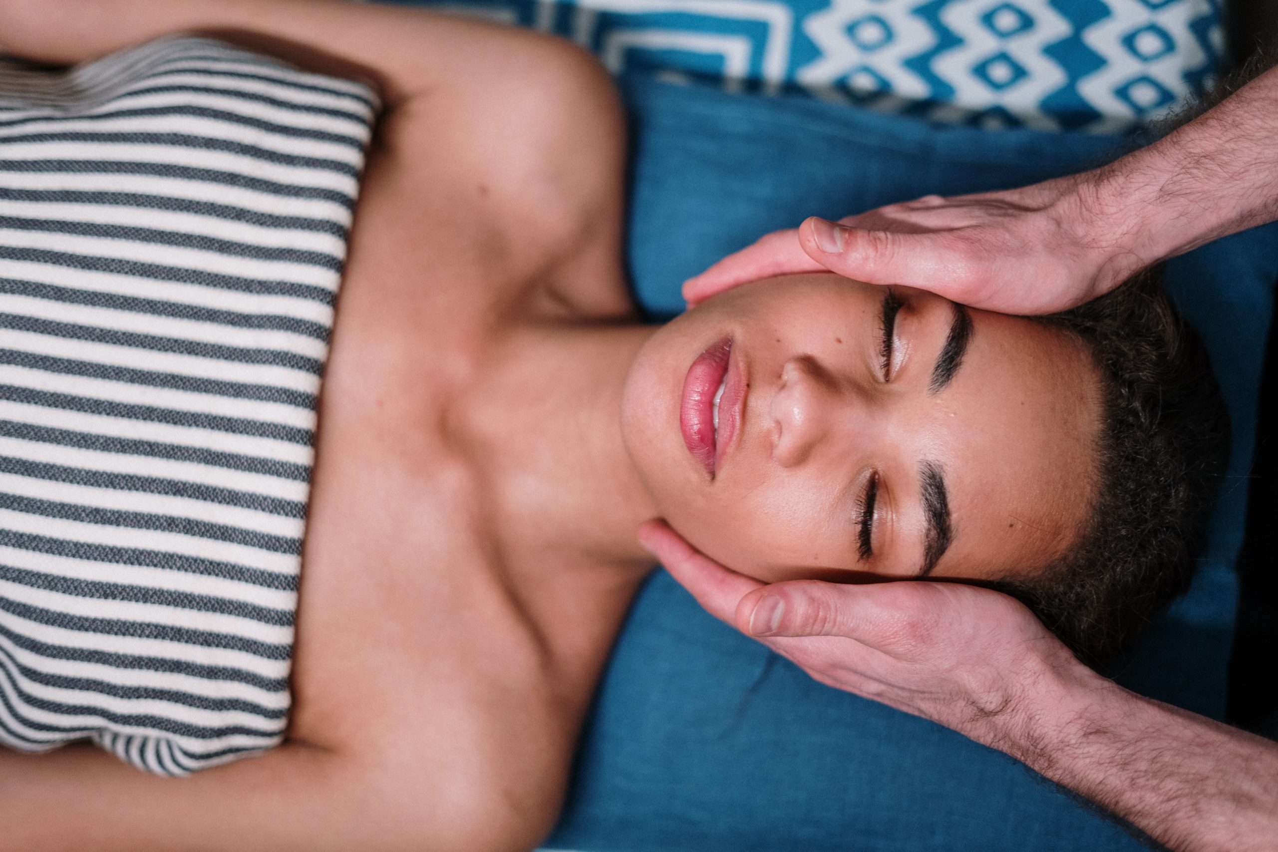 Massage crânien et du visage, vue de dessus
